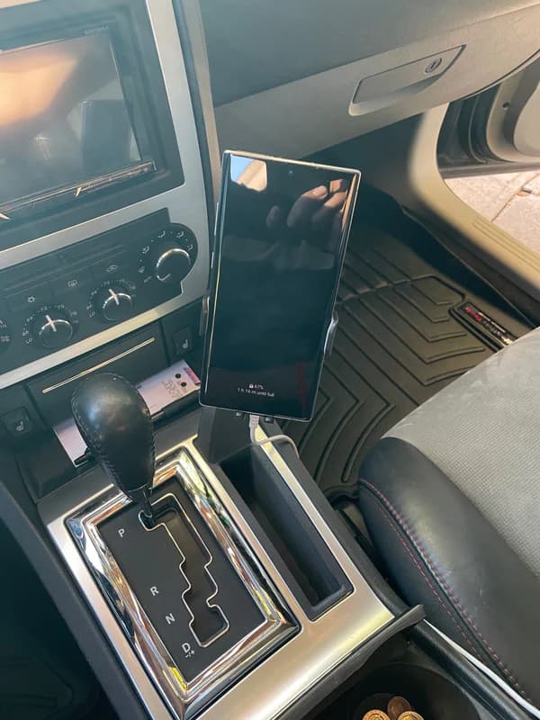 Dodge Magnum phone holding system